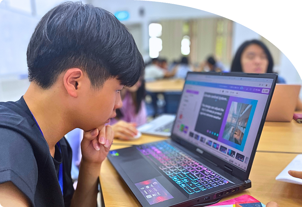 ノートPCでプレゼン資料を制作する参加者