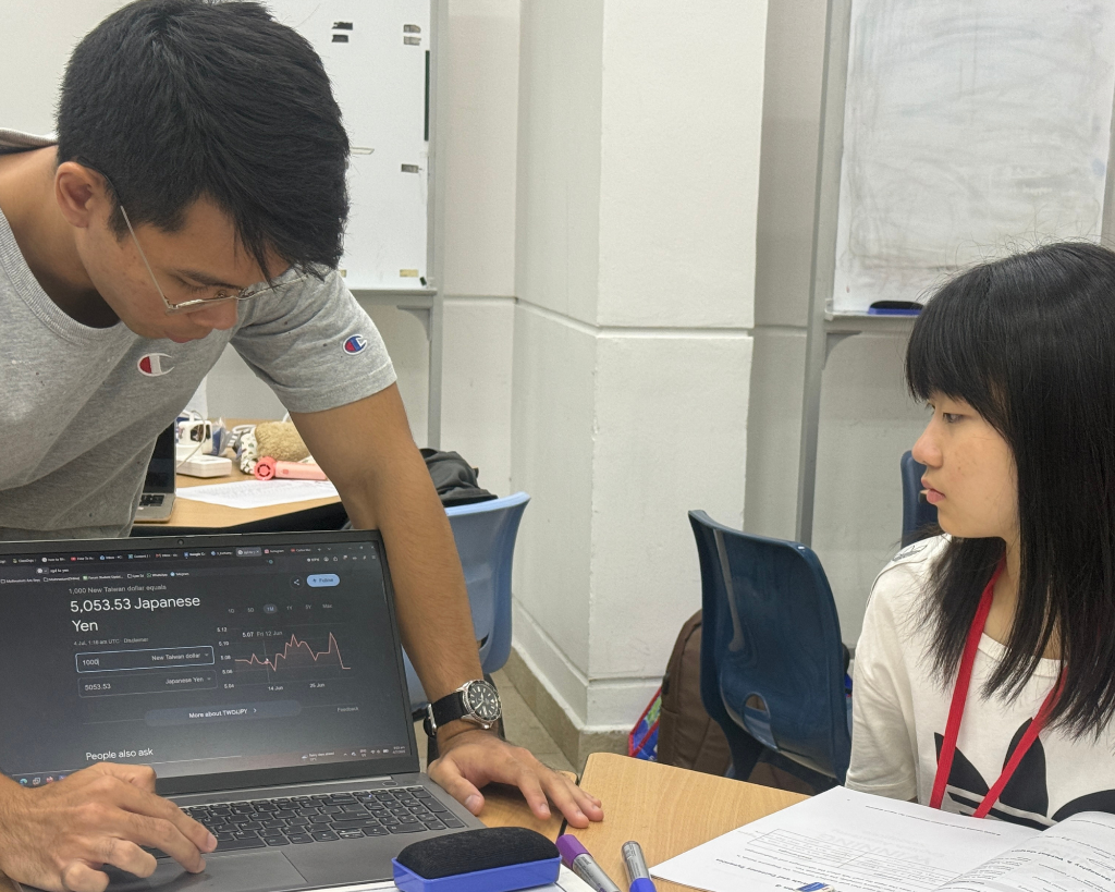 講師と一緒にノートPCで学習する参加者