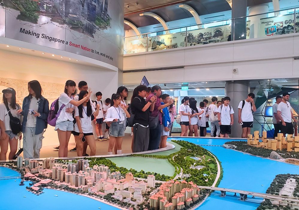 シンガポール都市計画展示館で都市模型を見学する参加者